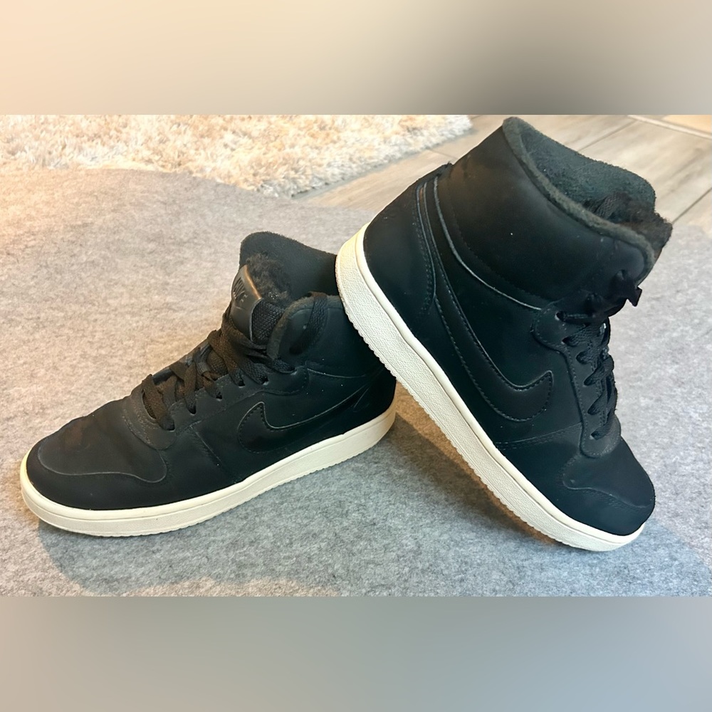 Nike size 6.5 Ebernon Mid SE Black
